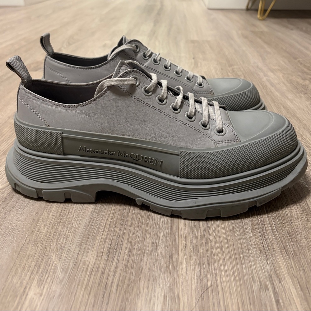 Alexander McQueen Tread Slick Low Top Sneaker - Picture 3 of 7